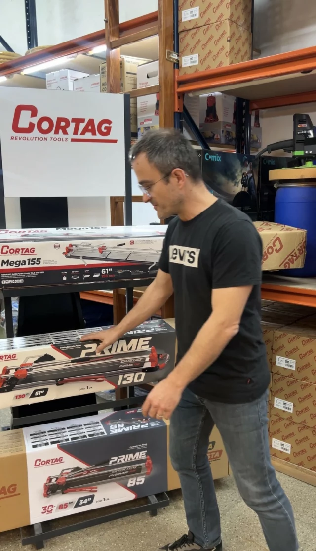 🔧 ¡Novedades en Vallesana!

Presentamos las nuevas cortadoras profesionales @cortageurope diseñadas para ofrecer precisión, resistencia y eficiencia en cada corte. Descubre cuál se adapta mejor a tus necesidades:

🔴 MEGA 155
Ideal para cortes intensivos en cerámica y porcelánico de gran formato.

• Capacidad de corte: hasta 155 cm en cortes rectos y 110 x 110 cm en cortes diagonales.
• Guías robustas: de 20 mm de diámetro, atornilladas al soporte para evitar flexión.
• Sistema de retorno: vuelta a la posición de rascado con una sola pulsación para mayor productividad.

🔴 PRIME 130
Equilibrio perfecto entre maniobrabilidad y precisión para trabajos exigentes.

• Capacidad de corte: 130 cm en cortes rectos.
• Estructura: base de aluminio extruido de alta rigidez y guías de acero cromado.
• Palanca robusta: con mango texturizado para mayor comodidad.
• Tope lateral: para cortes rectos y diagonales precisos.
• Facilidad de transporte: asas y ruedas integradas. 

🔴 PRIME 85
Compacta y versátil, perfecta para espacios reducidos sin sacrificar rendimiento.

• Capacidad de corte: 85 cm en cortes rectos y 60 x 60 cm en cortes diagonales.
•Diseño ligero: estructura de aluminio y componentes de alta resistencia.
• Estabilidad: apoyos laterales ergonómicos y base con espumas texturizadas.

🎥 Dale al play y descubre estas herramientas que marcan la diferencia en tus proyectos.
📍 Disponibles en Vallesana.

📲 Contáctanos para más información o visita nuestra tienda para verlas de cerca.